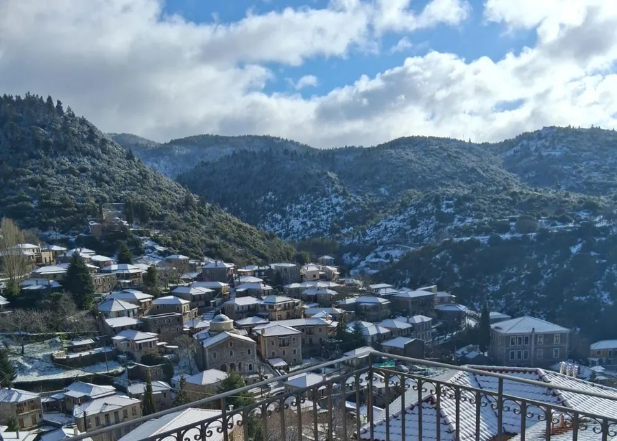 Η Στεμνίτσα χιονισμένη από το μπαλκόνι